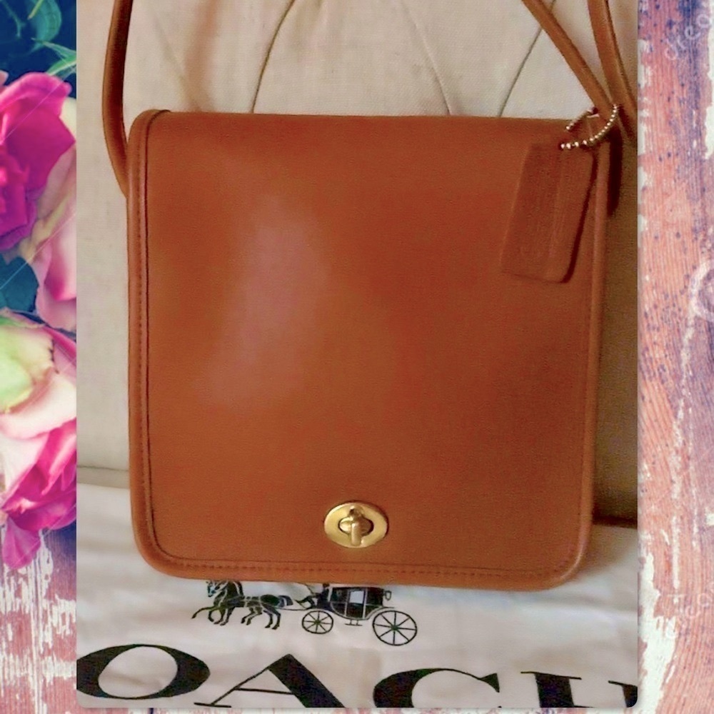 VINTAGE COACH BRITISH TAN COMPACT POUCH CROSSBODY BAG 
Style # 9620 - Picture 4 of 17